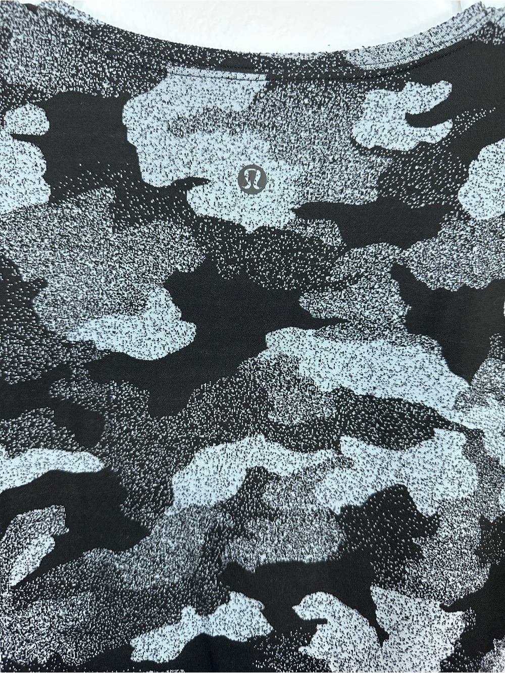 lululemon athletica Black & Gray Camo CATES tee, size 8/10 - Picture 5 of 5